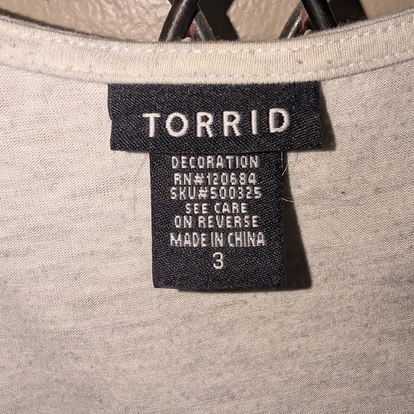 torrid Light Gray Crewneck Top with Black Brand Tag - Picture 2 of 2